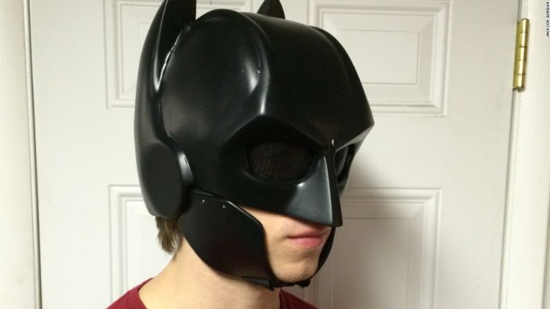El casco cuenta con un reforzamiento en la zona de los ojos para dar más protección a 'Batman'.