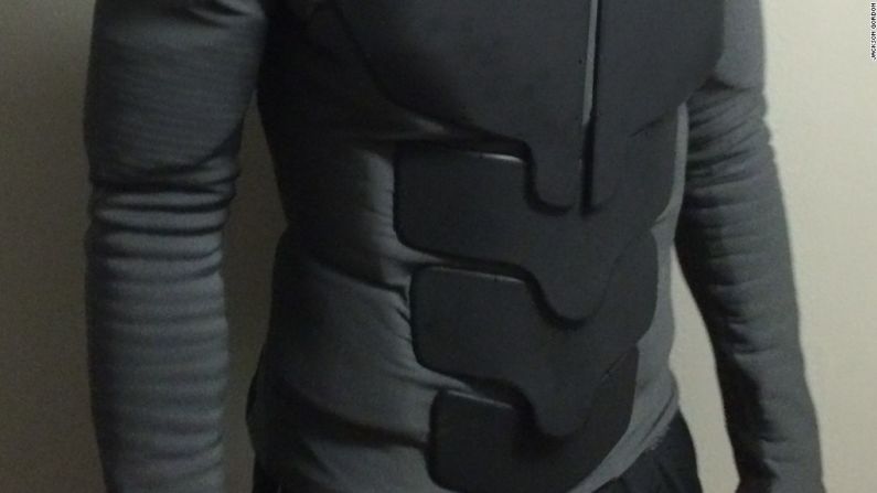 El torso del traje se construyó con plástico Kydex, con la capacidad para detener cuchillos.