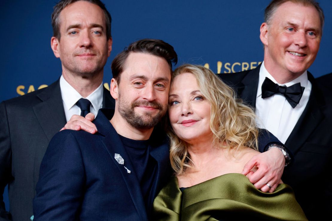 Matthew Macfadyen, Kieran Culkin, J. Smith-Cameron y Scott Nicholson, ganadores de mejor reparto en una serie dramática por "Succession", el 24 de febrero de 2024 en Los Angeles, California.