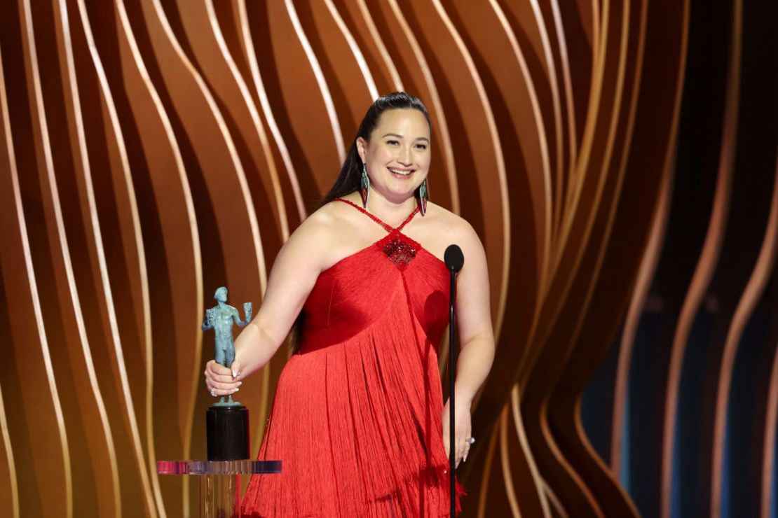 Lily Gladstone acepta el premio a la mejor actriz en un rol protagónico por "Killers of the Flower Moon" en el escenario de la 30ª edición anual de los Screen Actors Guild Awards en el Shrine Auditorium y Expo Hall el 24 de febrero de 2024 en Los Ángeles, California.