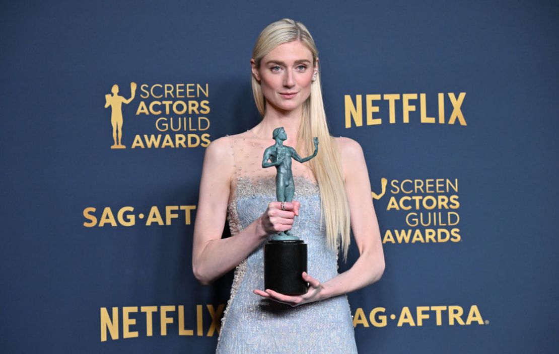 La actriz australiana Elizabeth Debicki posa en la sala de prensa con el premio a la mejor actuación femenina en una serie Dramática por 'The Crown' durante la 30ª edición anual de los premios Screen Actors Guild en el Shrine Auditorium de Los Ángeles, el 24 de febrero de 2024.