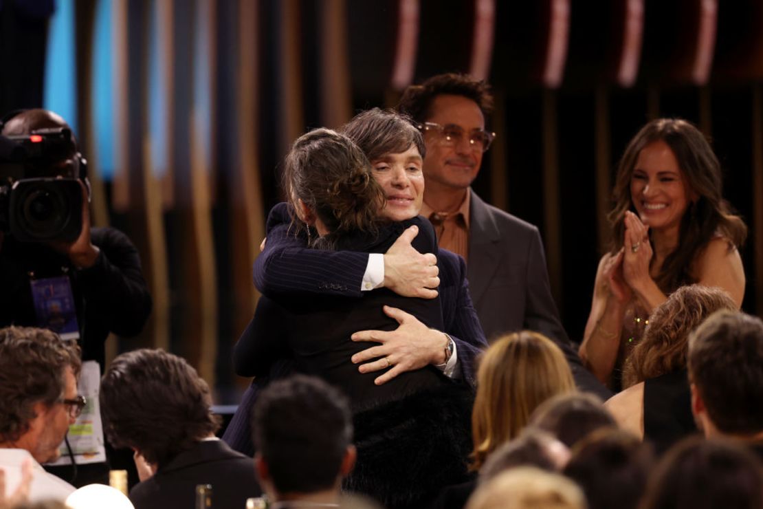 Cillian Murphy, Robert Downey Jr. y Susan Downey en la 30ª edición anual de los Screen Actors Guild Awards en el Shrine Auditorium y Expo Hall el 24 de febrero de 2024 en Los Ángeles, California.