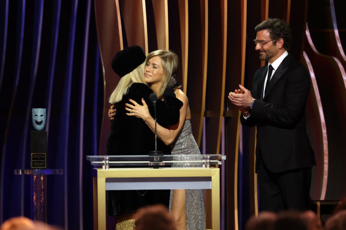 (De izquierda a derecha) Barbra Streisand acepta el premio SAG Lifetime Achievement Award de parte de Jennifer Aniston y Bradley Cooper en el escenario de la 30ª edición anual de los Screen Actors Guild Awards en el Shrine Auditorium y Expo Hall el 24 de febrero de 2024 en Los Ángeles, California.