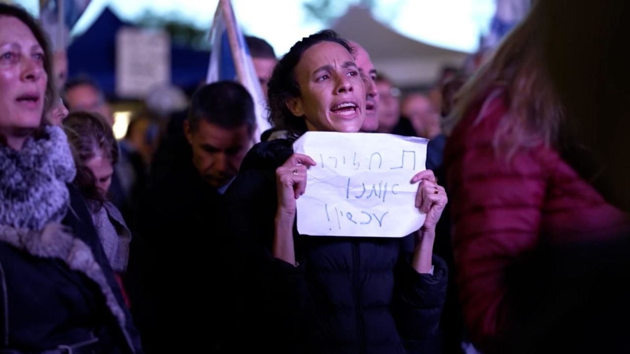 CNNE 1611018 - las protestas antigubernamentales en israel se tornan violentas