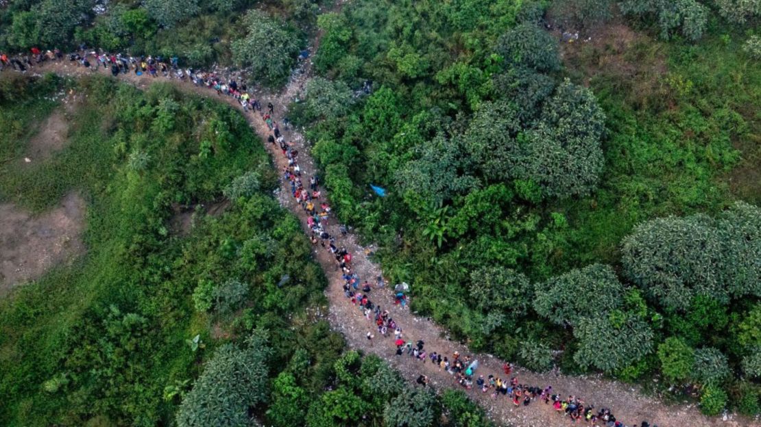 Vista aérea que muestra a migrantes caminando por la selva cerca de la aldea de Bajo Chiquito, el primer control fronterizo de la provincia de Darién en Panamá, el 22 de septiembre de 2023.