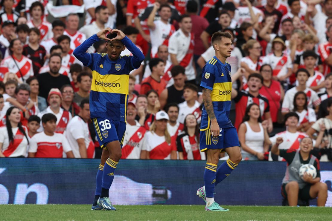 Cristian Medina celebra marcar el gol de su equipo. Crédito: ALEJANDRO PAGNI/AFP vía Getty Images