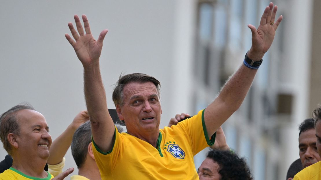 Jair Bolsonaro saluda a sus seguidores durante una manifestación en Sao Paulo, Brasil, el 25 de febrero de 2024. Crédito: NELSON ALMEIDA/AFP vía Getty Images