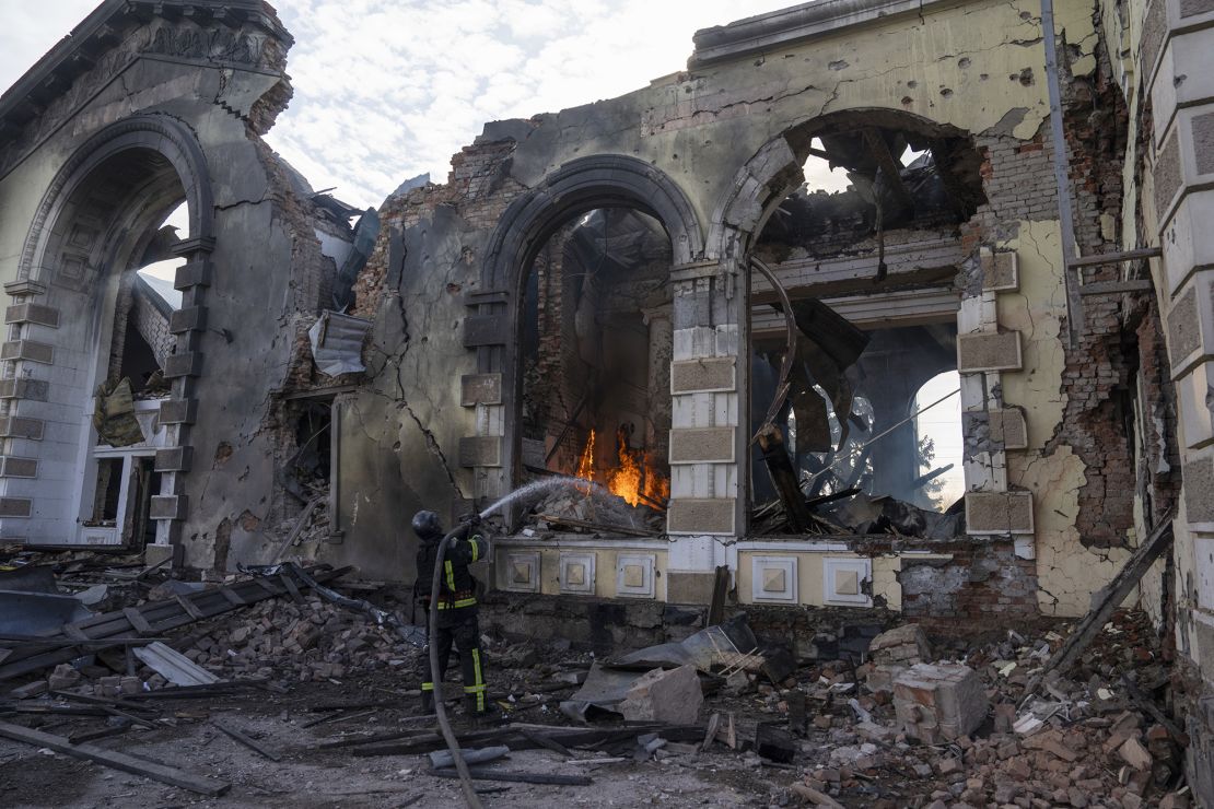 Los bomberos trabajan para apagar las llamas en la estación de tren de Kostiantynivka en la región de Donbass en Ucrania el 25 de febrero. Laurel Chor/SOPA Images/LightRocket/Getty Images