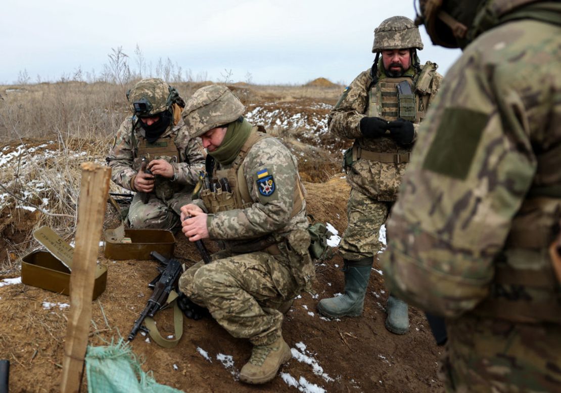 Militares ucranianos preparan sus armas durante un ejercicio de entrenamiento militar cerca de la línea del frente en la región de Donetsk, el 23 de febrero de 2024, en medio de la invasión rusa de Ucrania.