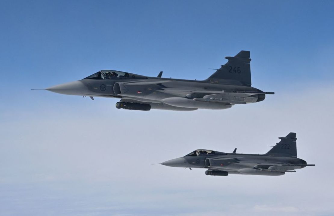 Cazas Saab JAS 39 Gripen de la Fuerza Aérea de Suecia participan en un ejercicio de la OTAN el 4 de julio de 2023.