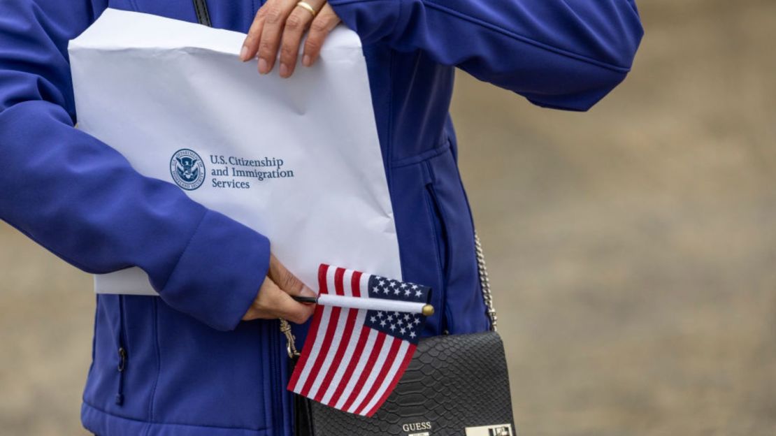 Una nueva ciudadana de EE.UU. sostiene un sobre con su certificado de ciudadanía estadounidense, luego de una ceremonia de naturalización, el 10 de agosto de 2023, en Utqiagvik, Alaska.