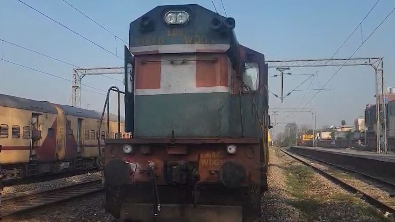 CNNE 1611308 - tren de carga viajo sin tripulacion a gran velocidad en la india