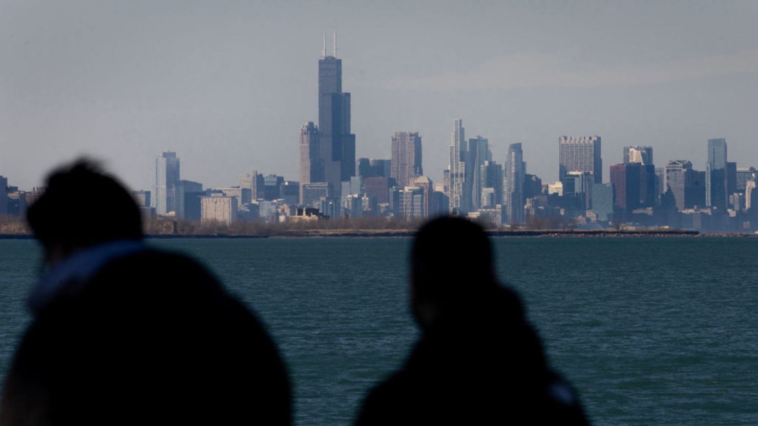 El paisaje de Chicago se ve a través del lago Michigan el 18 de febrero de 2024 en Whiting, Indiana.