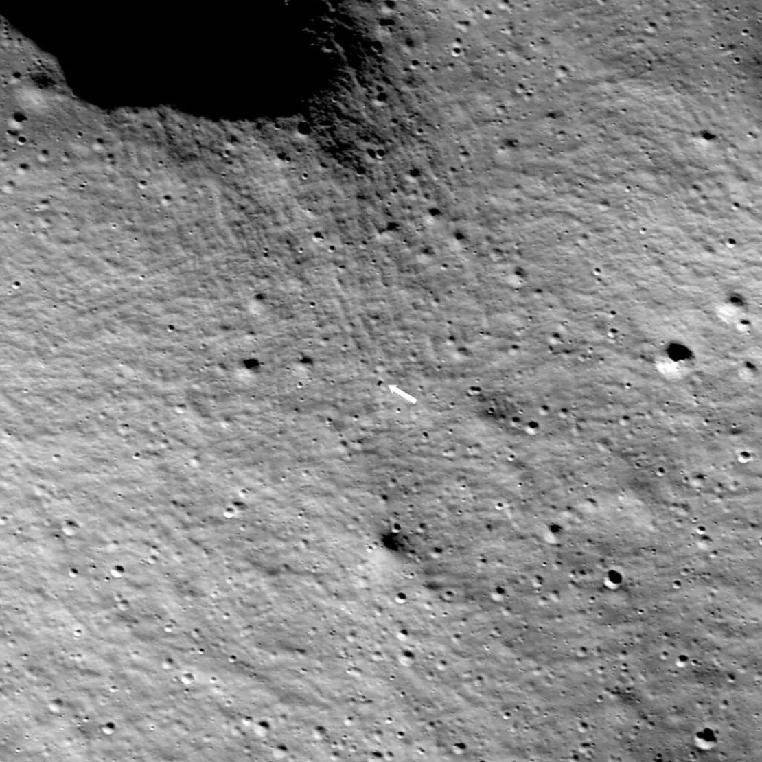 El Lunar Reconnaissance Orbiter de la NASA captó esta imagen del módulo de aterrizaje Nova-C de Intuitive Machines, también llamado Odysseus, Odie o IM-1, sobre la superficie lunar el 24 de febrero a las 1:57 p.m. (hora de Miami).