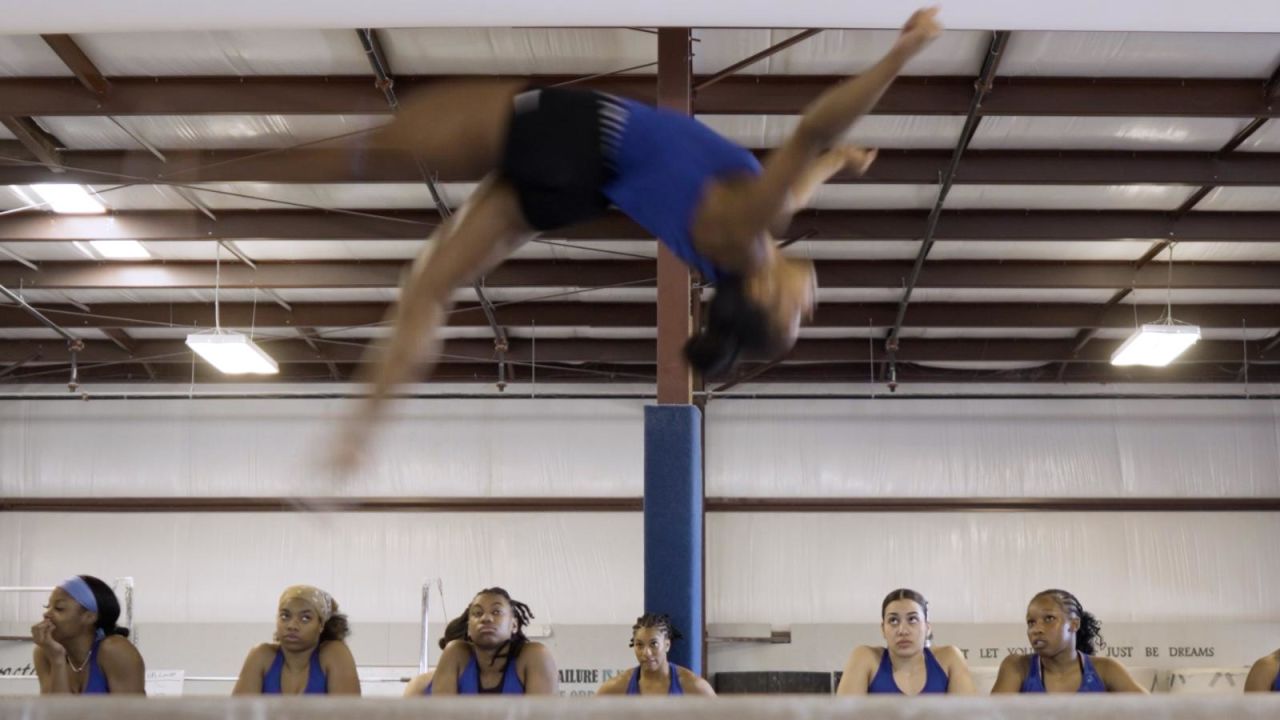 CNNE 1611507 - el equipo de gimnastas negras de fisk que rompe barreras