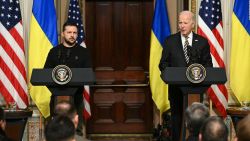 El presidente de Estados Unidos, Joe Biden, y el presidente de Ucrania, Volodymyr Zelensky, celebran una conferencia de prensa conjunta en la Sala de Tratados Indios del edificio de oficinas ejecutivas de Eisenhower, junto a la Casa Blanca, en Washington, el 12 de diciembre de 2023.