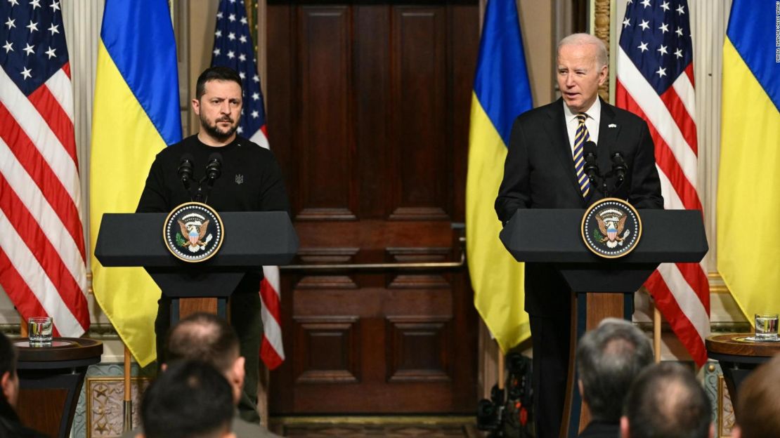 El presidente de Estados Unidos, Joe Biden, y el presidente de Ucrania, Volodymyr Zelensky, celebran una conferencia de prensa conjunta en la Sala de Tratados Indios del edificio de oficinas ejecutivas de Eisenhower, junto a la Casa Blanca, en Washington, el 12 de diciembre de 2023.