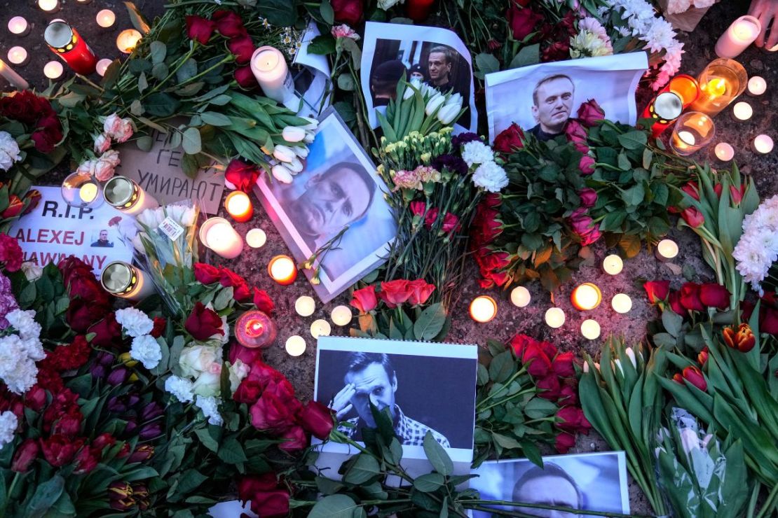 Velas y flores en un homenaje a Navalny frente a la embajada de Rusia en Berlín, Alemania, el 16 de febrero de 2024. Ebrahim Noroozi/AP