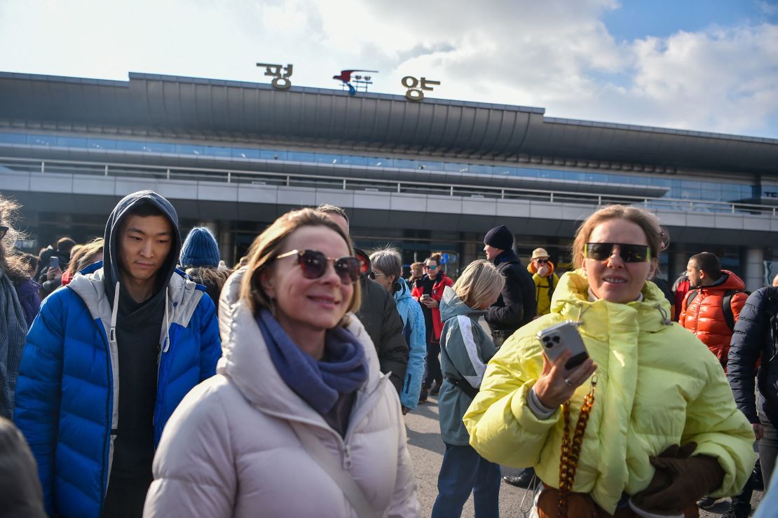 Miembros del grupo turístico ruso fotografiados poco después de llegar a Pyongyang. Crédito: Kim Won Jin/AFP/Getty Images