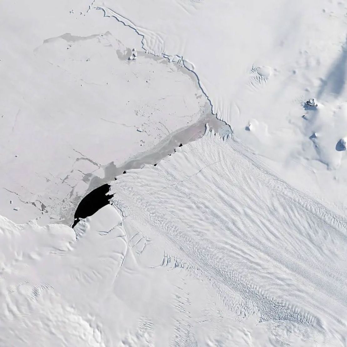 Una foto de 2017 muestra un nuevo iceberg desprendido del glaciar Pine Island, una de las principales desembocaduras donde fluye hielo desde la Capa de Hielo de la Antártida Occidental hacia el océano.