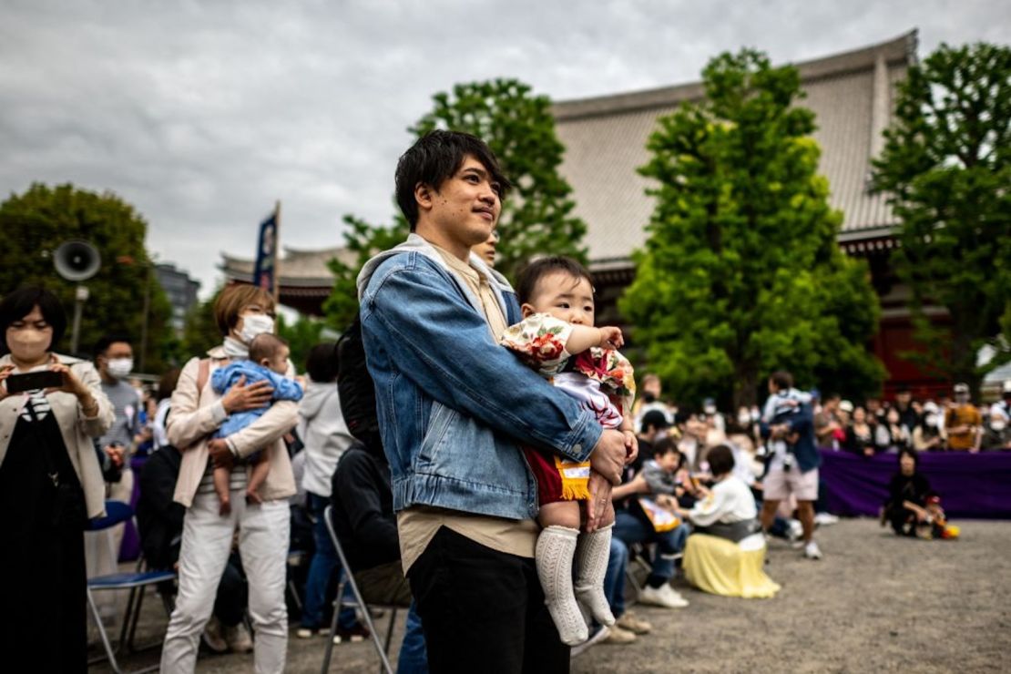 Foto de archivo. Un padre y su hijo ven el partido "Baby-cry Sumo", reanudado por primera vez en cuatro años debido a la pandemia de covid-19, en el templo Sensoji de Tokio el 22 de abril de 2023.