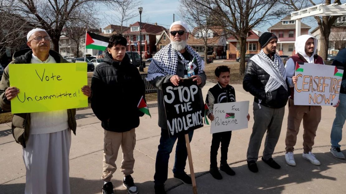 Simpatizantes de la campaña de voto "No comprometido" celebran una concentración en apoyo a los palestinos de Gaza, antes de las elecciones primarias presidenciales demócratas de Michigan, en Hamtramck, Michigan, el 25 de febrero de 2024.