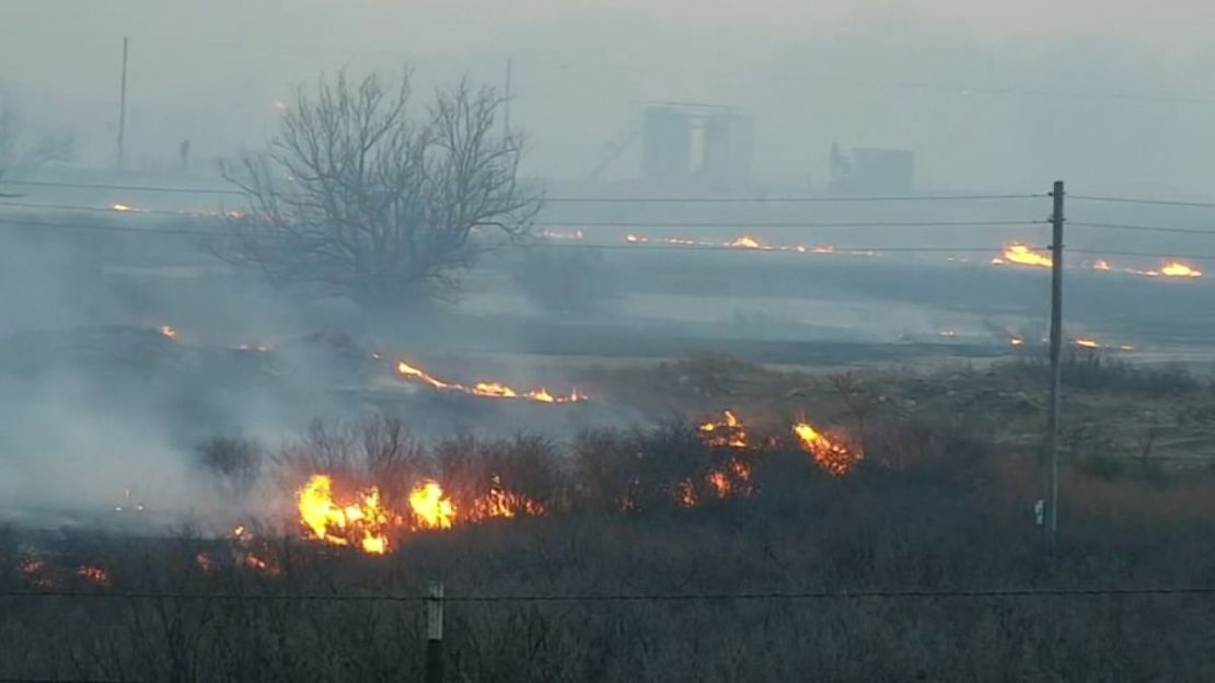 Un incendio forestal arde en Lefors, Texas, el 27 de febrero de 2024.