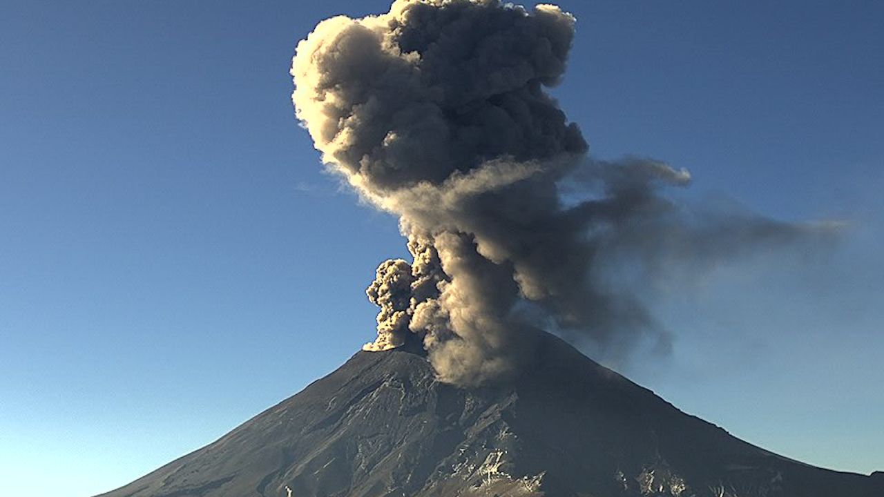 El volcán Popocatépetl expulsa humo y ceniza el 27 de febrero de 2024.