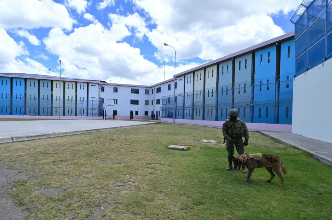 Un miembro del Ejército es visto durante un recorrido con la prensa en el Centro de Rehabilitación Social Regional Centro Norte Cotopaxi en Latacunga, Ecuador, el 22 de febrero de 2024.