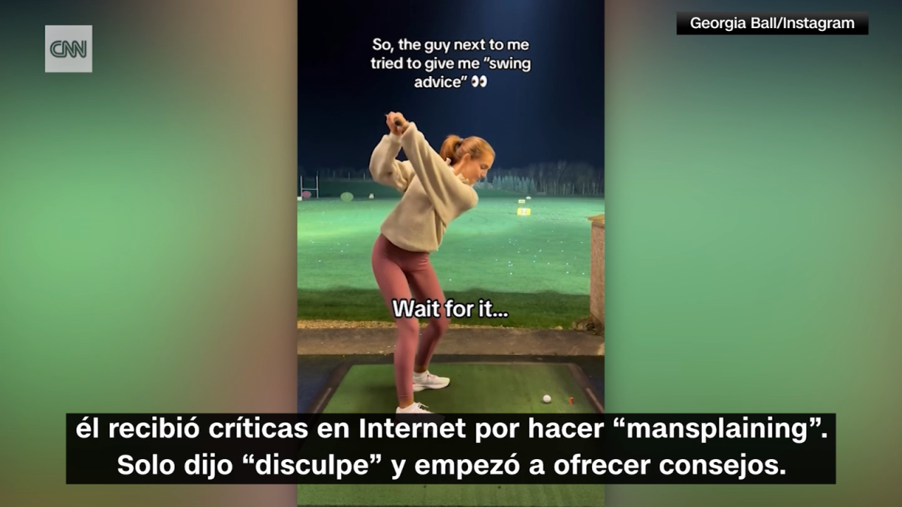 CNNE 1612312 - hombre intenta explicar como jugar al golf a una profesional