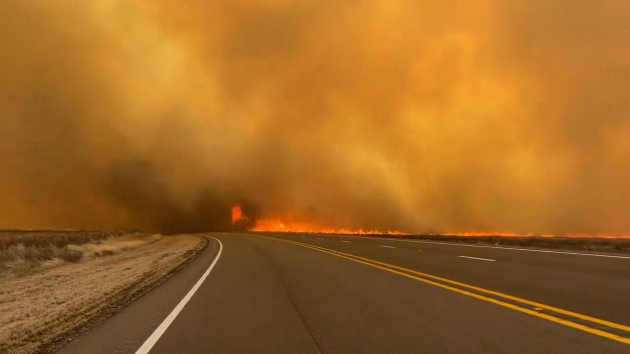 CNNE 1612375 - gobernador de texas declara zona de desastre mientras aumentan incendios forestales