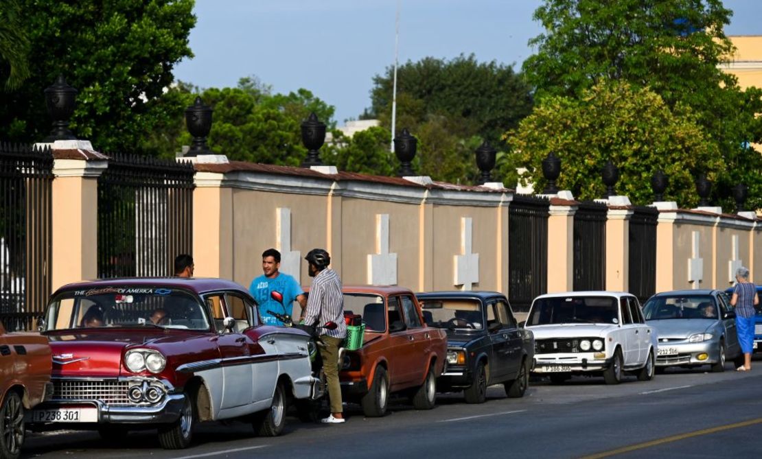 Los conductores hacen cola para conseguir combustible cerca de una gasolinera en La Habana el 24 de abril de 2023. Crédito: YAMIL LAGE/AFP vía Getty Images