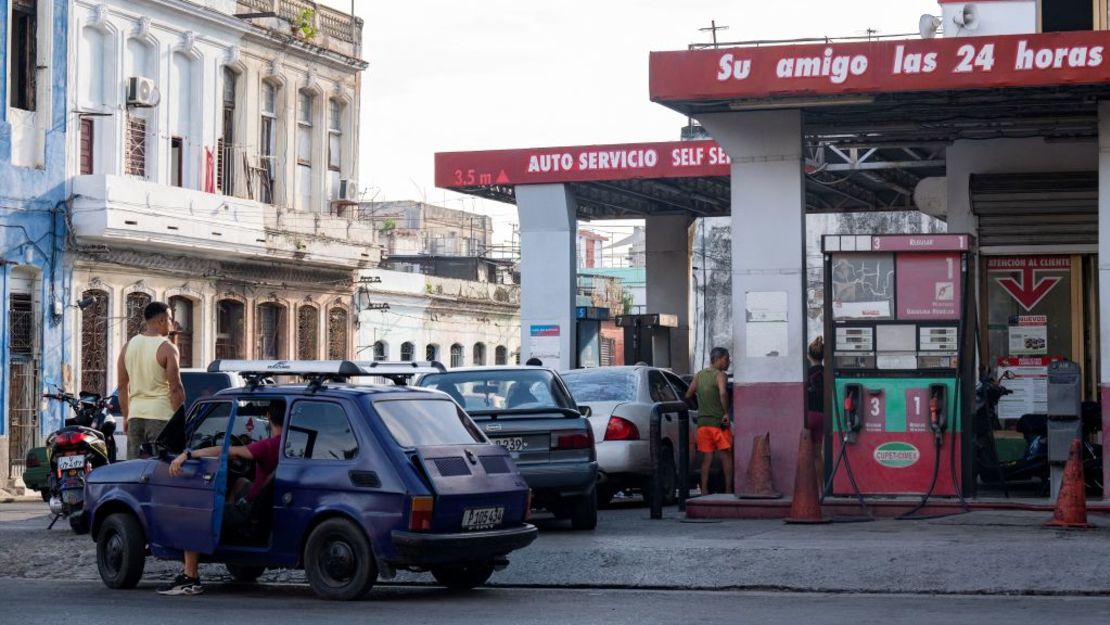 Los conductores hacen cola para llenar sus tanques en una gasolinera en La Habana el 2 de octubre de 2023. Crédito: YAMIL LAGE/AFP vía Getty Images