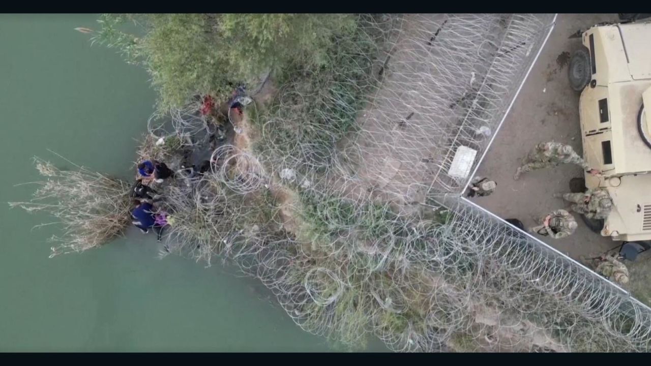 CNNE 1612670 - video capta a grupo de migrantes trepando la valla de puas en eagle pass