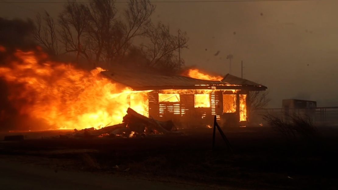 Un edificio en llamas en Canadian, Texas.