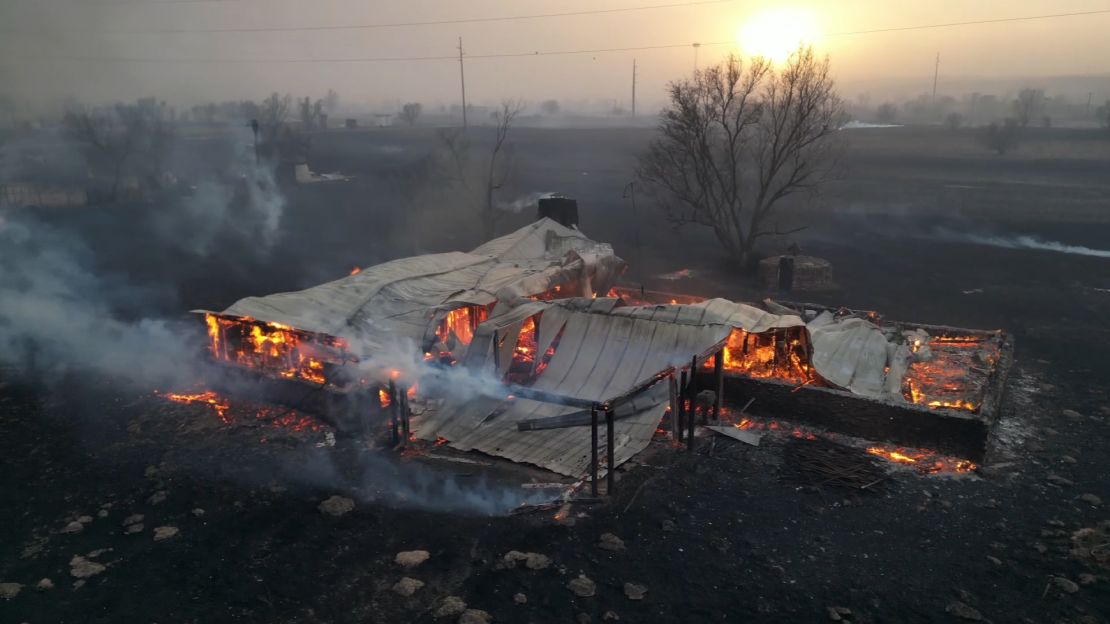 Un edificio arde en Canadian, Texas.