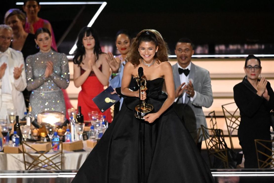 Zendaya acepta el premio a mejor actriz protagónica en una serie dramática por "Euphoria" en la edición 74 de los premios Emmy en el Microsoft Theater de Los Ángeles, California, el 12 de septiembre de 2022.