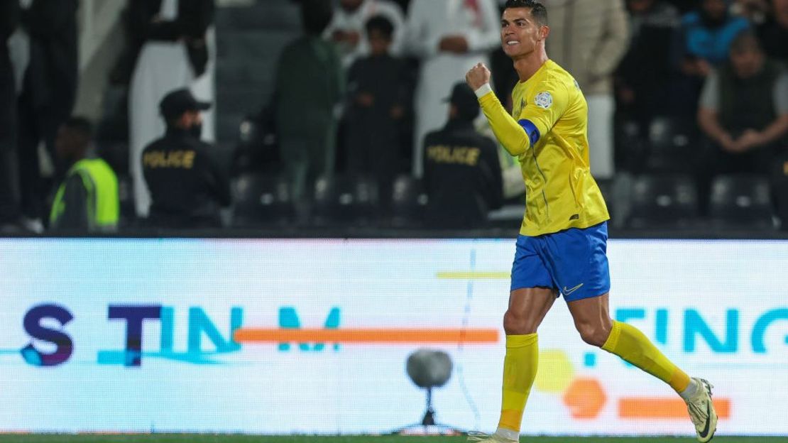 Cristiano Ronaldo de Al Nassr celebra tras marcar el primer gol durante el partido de la Liga Saudita entre Al-Shabab y Al-Nassr en el estadio Al-Shabab Club el 25 de febrero de 2024 en Riad, Arabia Saudita.