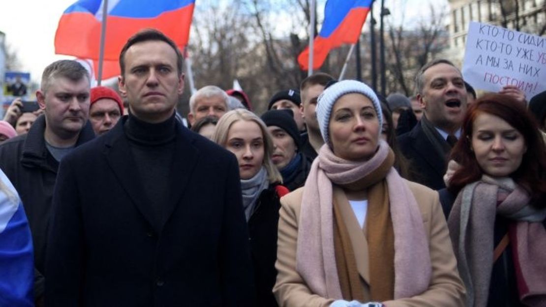 El líder opositor ruso Alexey Navalny, su esposa Yulia, la política opositora Lyubov Sobol y otros manifestantes marchan en memoria del asesinado crítico del Kremlin Boris Nemtsov en el centro de Moscú el 29 de febrero de 2020.