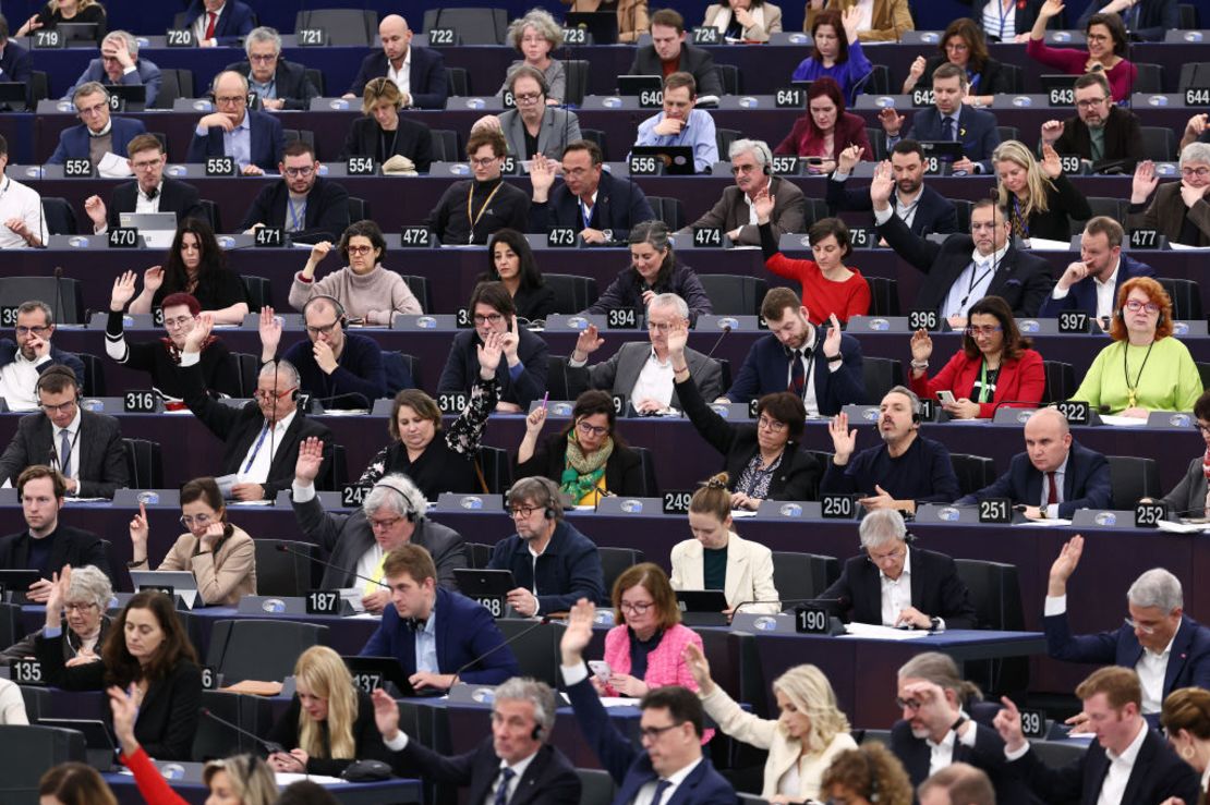 del Parlamento Europeo participan en una sesión de votación durante una sesión plenaria en el Parlamento Europeo, en Estrasburgo, Francia, el 28 de febrero de 2024.