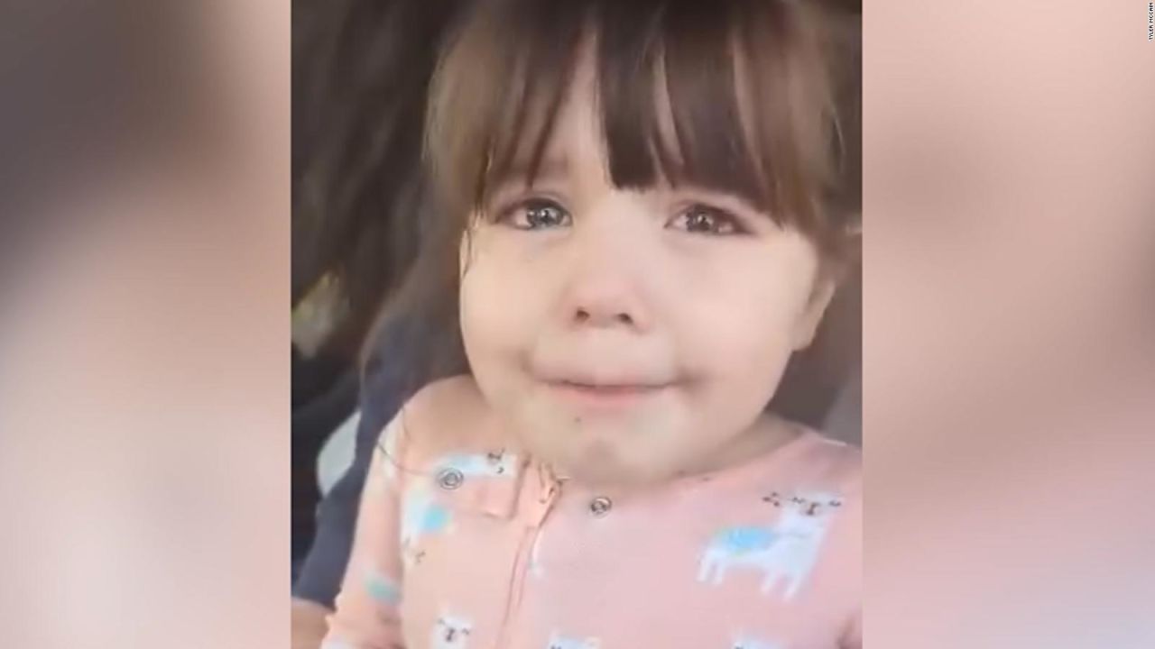 CNNE 1613145 - nina de 3 anos pregunta llorando que paso con su casa tras el incendio en texas