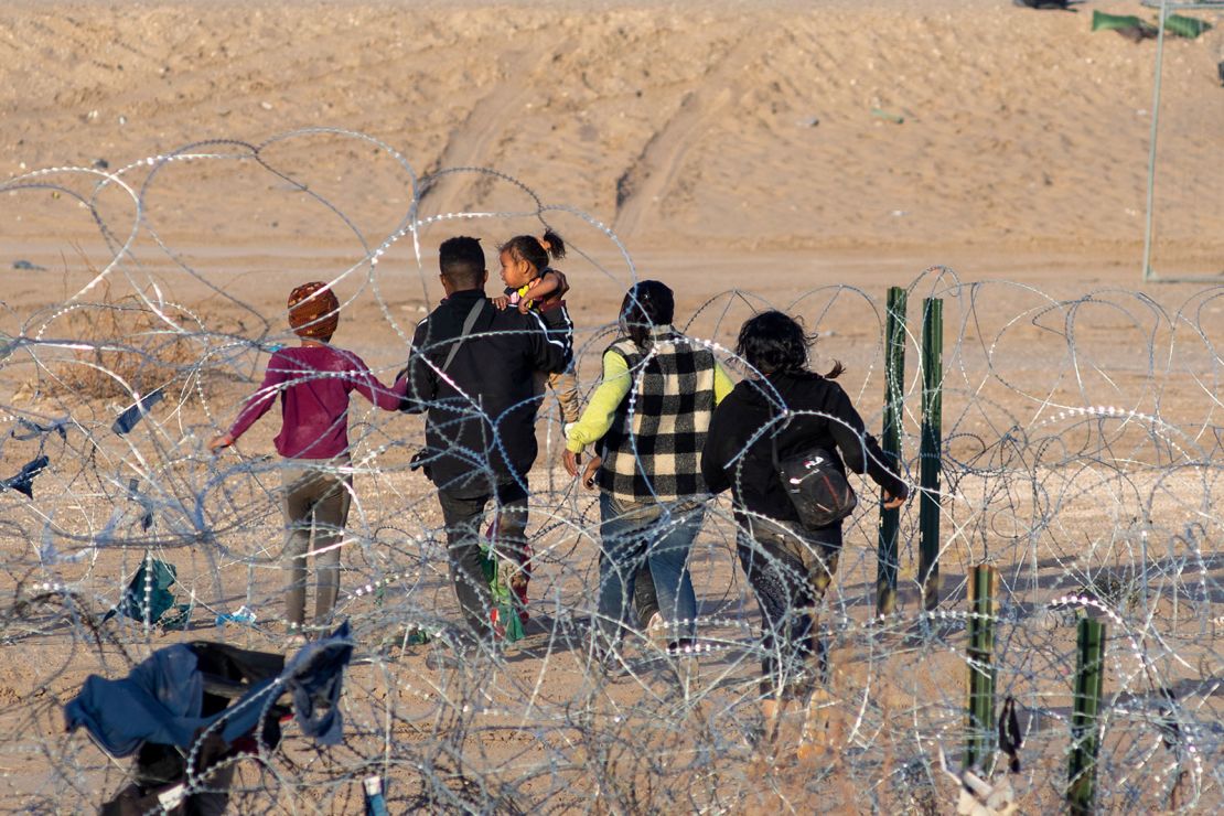 Migrantes intentan cruzar a lo largo de alambre de púas en la frontera de Texas en Ciudad Juárez, México, el 29 de enero. avid Peinado/Anadolu/Getty Images/File