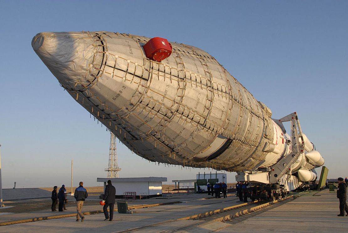 Un cohete ruso Proton-M, que transporta satélites de comunicaciones, en el cosmódromo kazako de Baikonur, el 8 de diciembre de 2008.