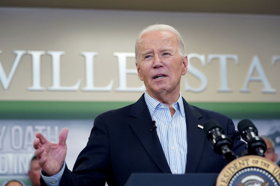 El presidente Joe Biden habla durante su visita a la frontera entre Estados Unidos y México en Brownsville, Texas, el 29 de febrero.