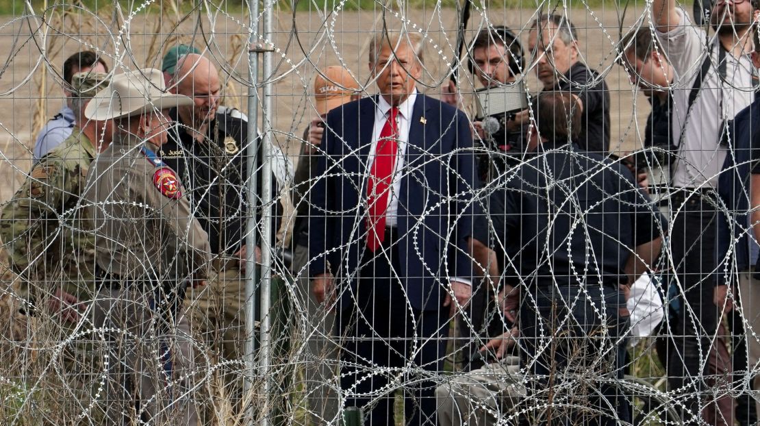 El expresidente Donald Trump visita la frontera entre Estados Unidos y México en Eagle Pass, Texas, el 29 de febrero. Go Nakamura/Reuters