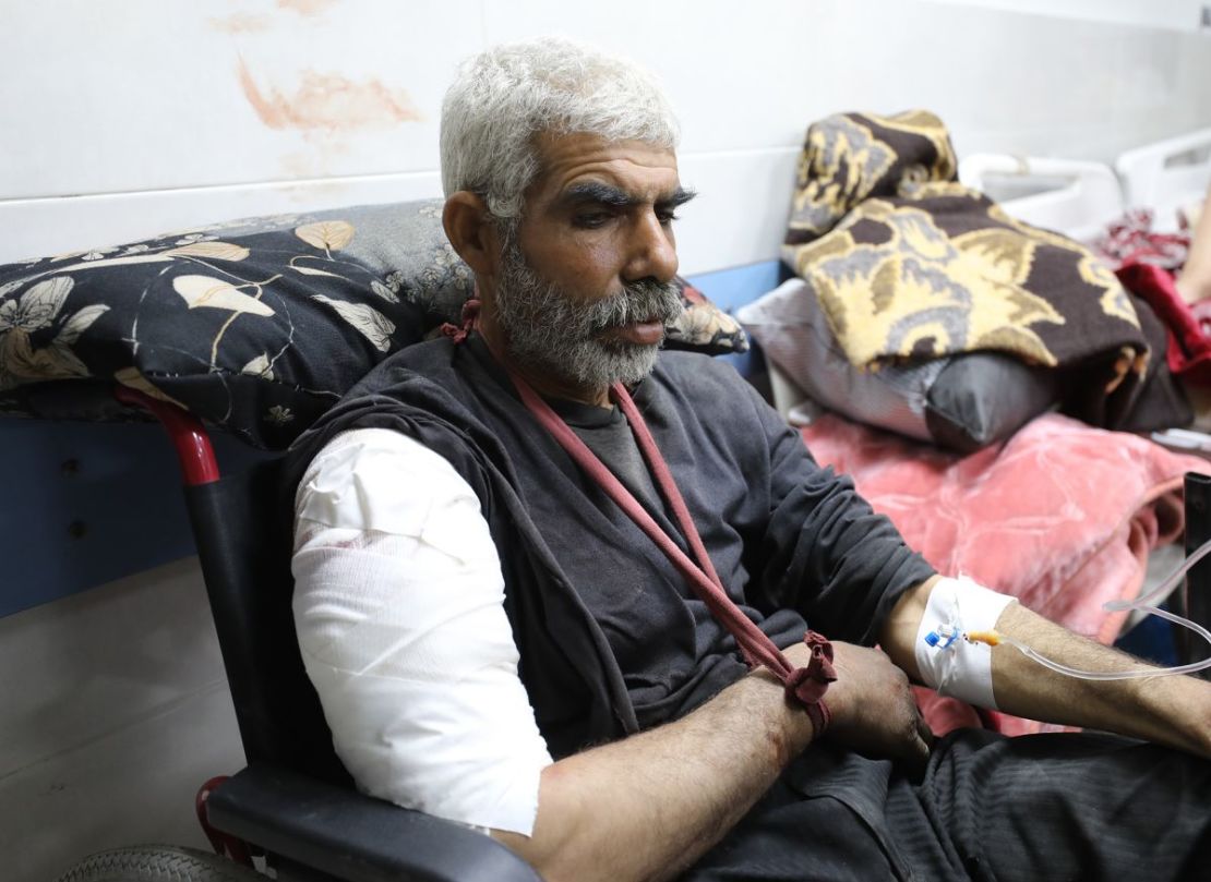 Un palestino herido recibe tratamiento médico en el hospital Al-Shifa tras el incidente.