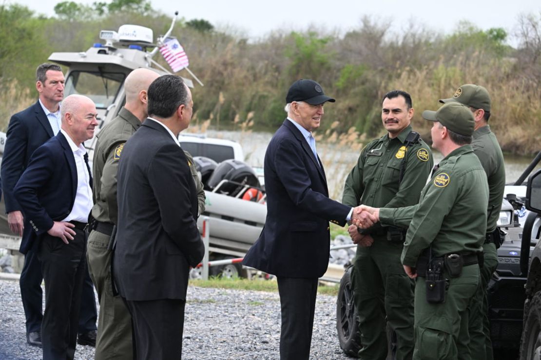 El presidente estadounidense Joe Biden saluda a los agentes de la Patrulla Fronteriza estadounidense mientras visita la frontera entre Estados Unidos y México en Brownsville, Texas, el 29 de febrero de 2024.