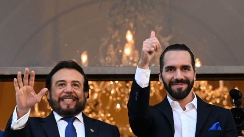 El presidente de El Salvador, Nayib Bukele. y el vicepresidente Félix Ulloa saludan a sus simpatizantes luego de recibir la credencial.