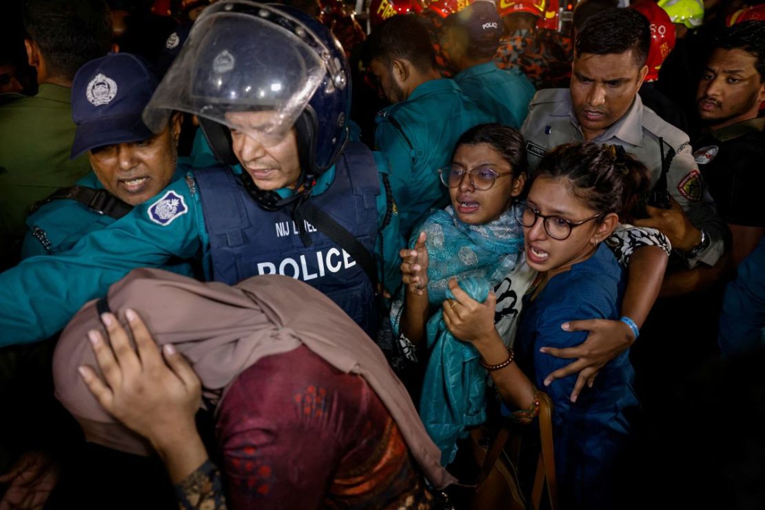 Bomberos rescatan a personas del mortal incendio el 29 de febrero de 2024 en Bangladesh.