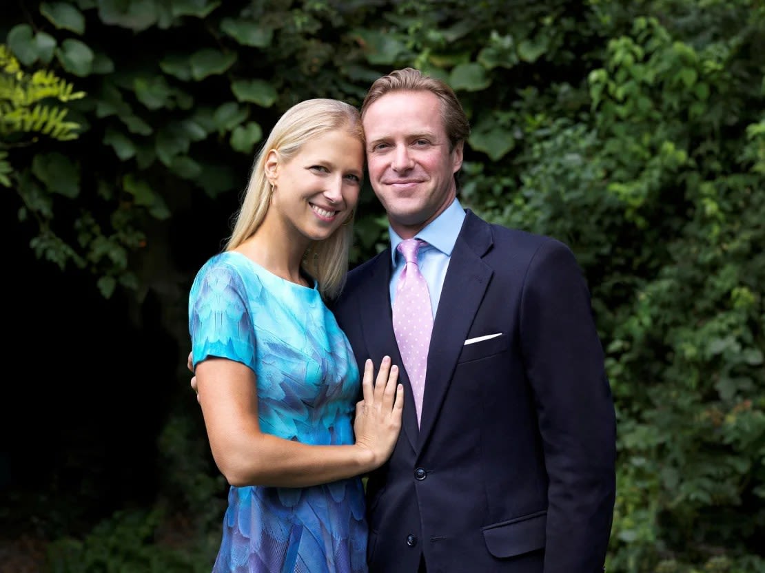 Una fotografía sin fecha proporcionada por el Palacio de Buckingham muestra a Lady Gabriella Kingston y su esposo, Thomas, quien murió repentinamente el domingo.